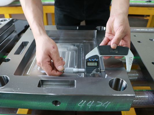 CNCは精密フレームの溝を彫ることのプラスチック型の部品を機械で造った