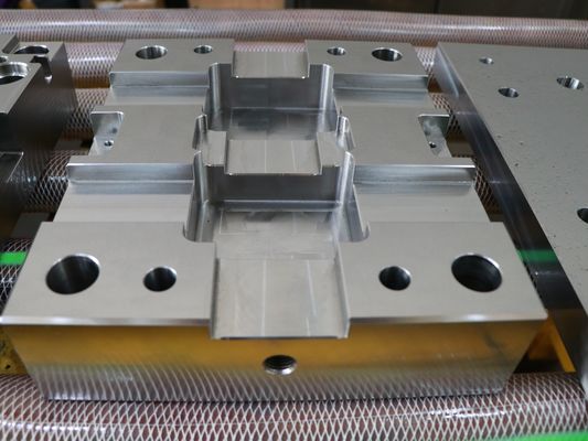 DIN CK53の物質的な射出成形の部品の燻蒸の自由な木箱